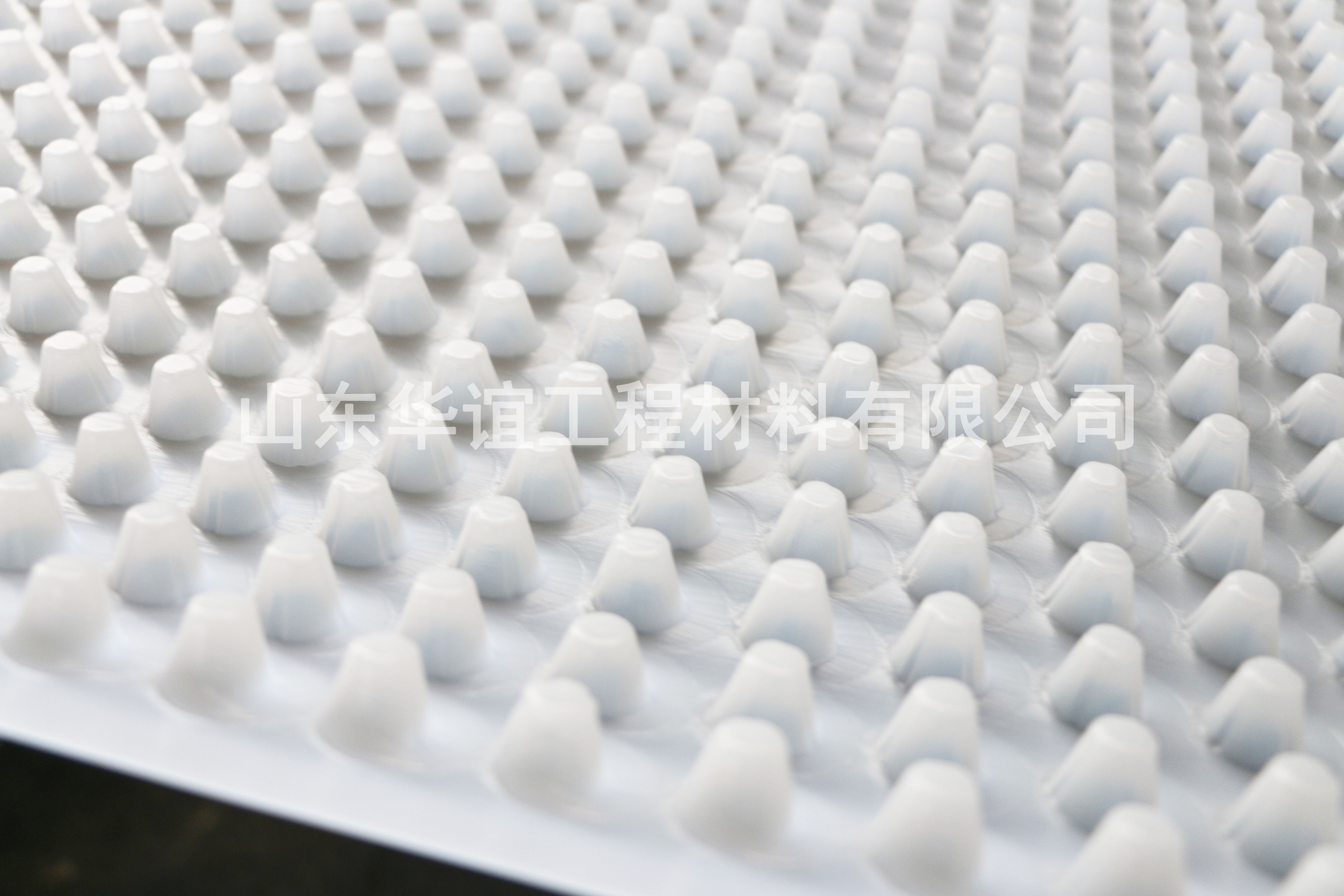 20mm凸高江西塑料排水板的施工規(guī)范是什么？