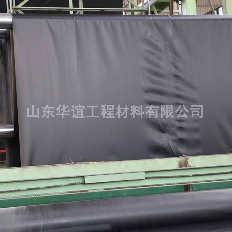 江西防滲土工膜與壩體之間的抗滑穩(wěn)定性有什么關(guān)聯(lián)？
